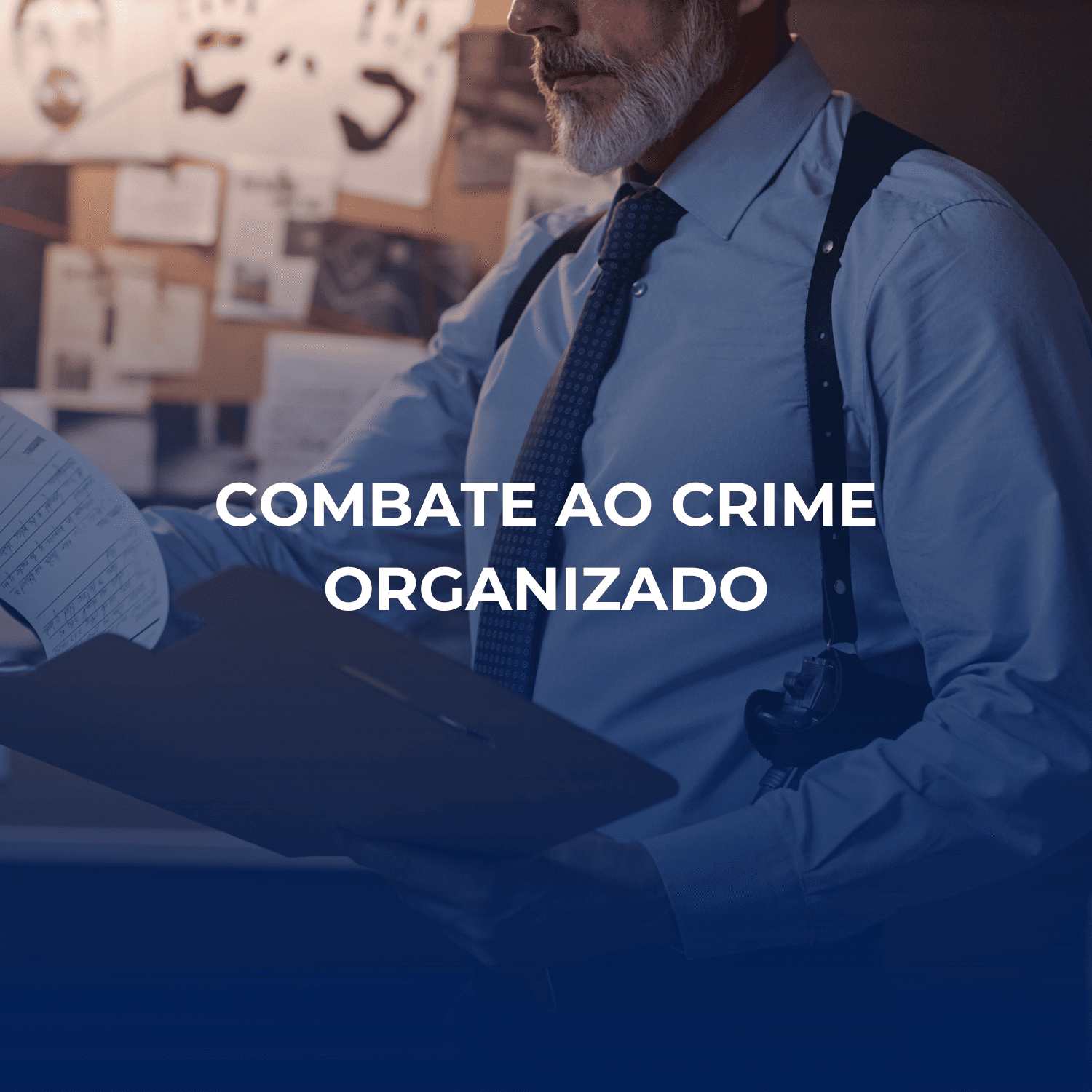 Homem a analisar documentos num ambiente de investigação