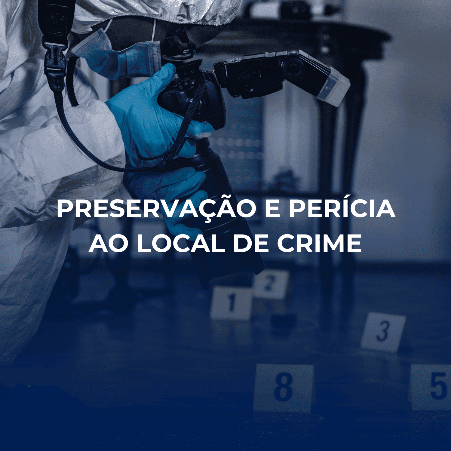 Perito forense a preservar e analisar vestígios num local de crime delimitado