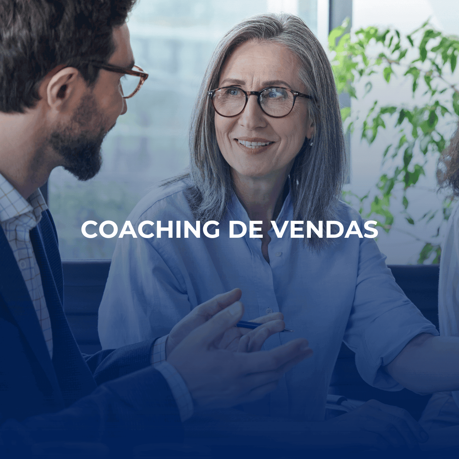 Coach de vendas em sessão de desenvolvimento com equipa comercial a trabalhar motivação e estratégias de alta performance