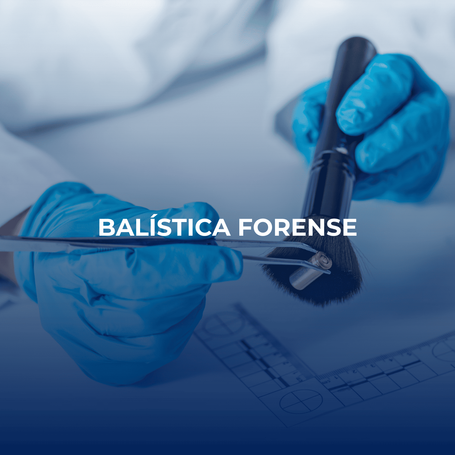 Mãos com luvas a utilizar um pincel para recolha de vestígios num objeto