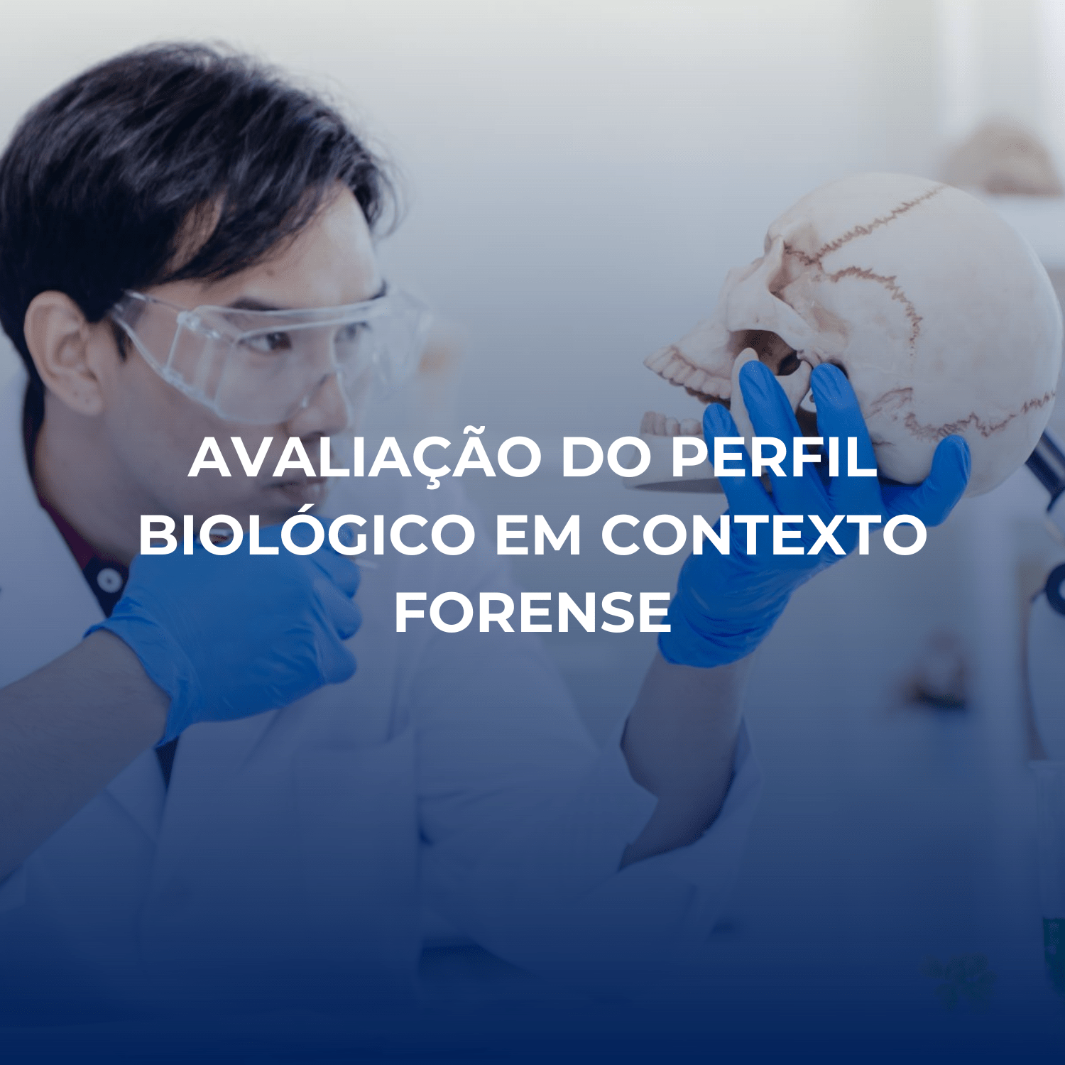 Profissional com luvas e óculos de proteção a analisar um crânio humano