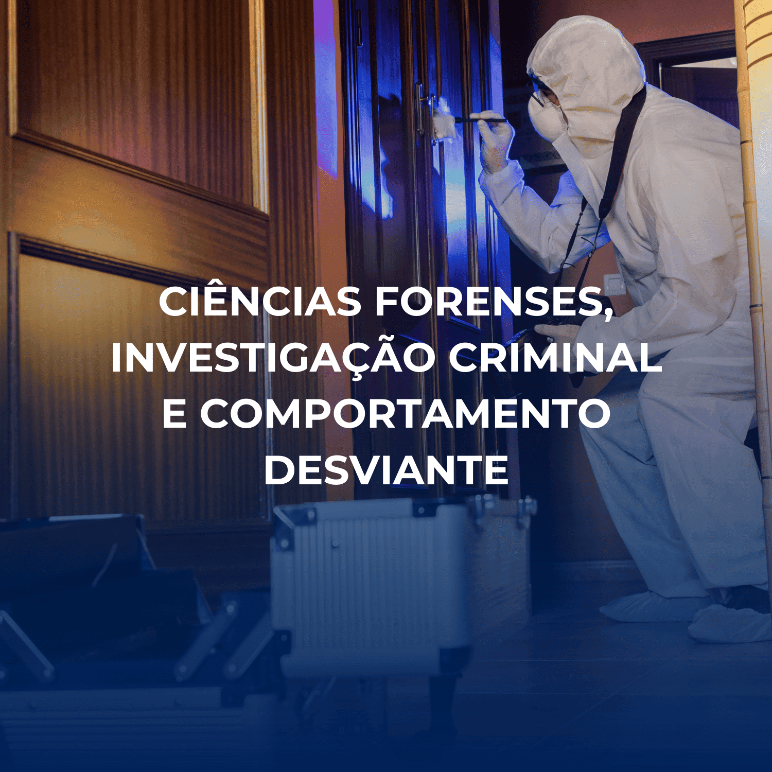 Perito forense com fato de proteção a recolher vestígios numa porta