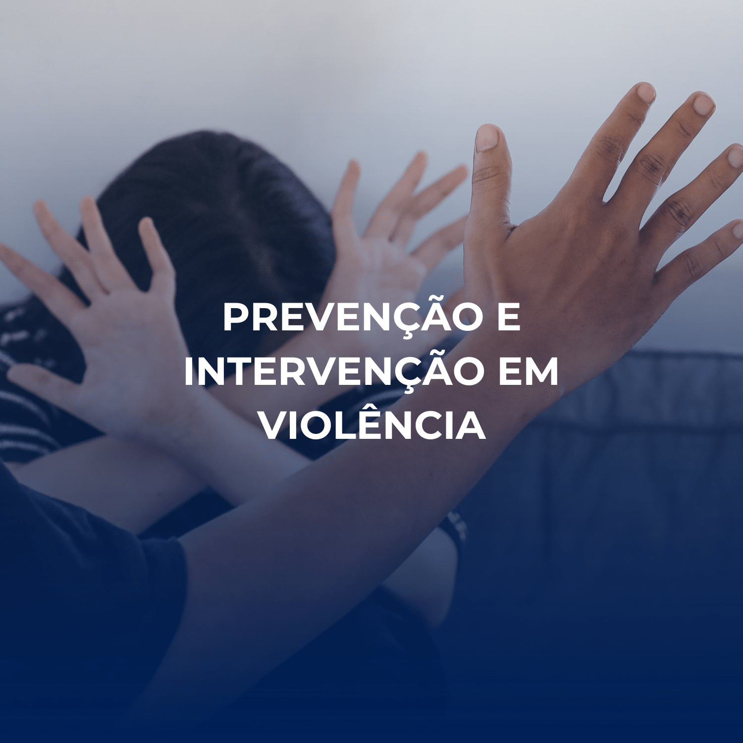 Profissional de intervenção social em apoio a vítima de violência em contexto de atendimento